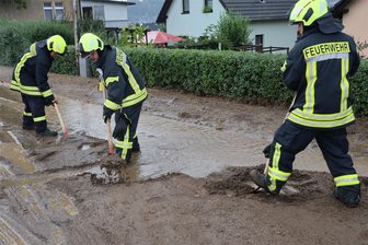 Feuerwehren rücken im Erzgebirge zu Schlammflut und umgestürzten Bäumen aus – Glück im Unglück für Mopedfahrer - Schlamm und Geröll hat es in Schwarzenberg-Neuwelt nach dem Unwetter am Dienstag auf die Straße gespült.