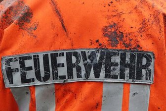 Feuerwehren rücken zu brennenden Strohpressen aus - Zwei brennende Strohpressen in Niederwiesa und Leubsdorf haben am Samstag die Feuerwehren der Region in Atem gehalten.