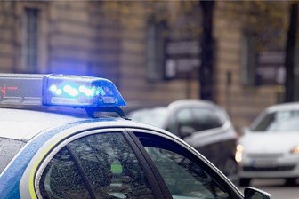 Feuerwehren rücken zur Lutherstraße in Plauen aus - Die Polizei war bei einem Notrufmissbrauch am Montagabend in Plauen im Spiel. Sie konnte den Anrufer ausfindig machen, der für das Ausrücken der Feuerwehr verantwortlich war.