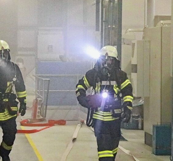 Feuerwehren trainieren Brandbekämpfung in Industriegebäude - 