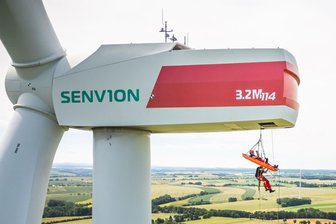 Feuerwehren üben Höhenrettung am Windrad bei Crimmitschau - Eine Höhenrettung aus 143 Metern übten die Wehren Gera, Jena und Zwickau an einem Windrad bei Crimmitschau.