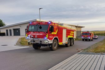 Feuerwehren und THW aus dem Vogtland helfen bei Bekämpfung des Waldbrandes in der Gohrischheide im Landkreis Meißen - Start der Einsatzfahrzeuge am Brand- und Katastrophenschutzzentrum Vogtland in Eich.