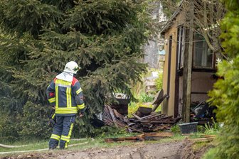Feuerwehren wegen Schuppenbrand alarmiert - 