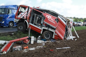 Feuerwehrfahrzeug auf B101 verunglückt - zwei Schwerverletzte -