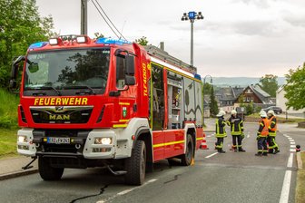 Feuerwehrfahrzeuge sorgen in einem Erzgebirgsdorf für Aufsehen - Mehrere Feuerwehren sorgen seit 8 Uhr am Samstagvormittag in einem Erzgebirgsdorf für Gesprächsstoff. Das Foto entstand bei einem Einsatz und dient der Illustration.