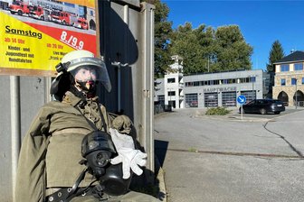 Feuerwehrfest an der Hauptwache in Schwarzenberg: Geselligkeit und Werbung in eigener Sache - Noch Ruhe vorm Gewimmel: Ein Feuerwehrmann macht an der Zufahrt zur Hauptwache Werbung fürs Feuerwehrfest.
