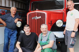 Feuerwehrfest in Niederwiesa: Auch der Opel Blitz zeigt sich aufgehübscht - Steffen Göhlert, Axel Thiele, Frank Thiele und Sven Schönert (v. l.) sind die „Opel-Blitz-Schrauber" von Niederwiesa.
