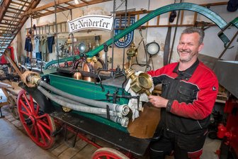Feuerwehrfest, wertvolles Kleingeld und spannende Wandertouren – Das ist zu Pfingsten los - Deutschneudorfs Wehrleiter Ronny Schmidt mit einer Handdruckspritze anno 1882.