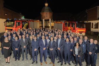 Feuerwehrfrauen auf Hochtouren: Löschwettkämpfe schweißen zusammen - Nicht alle der 152 Geehrten konnten die Auszeichnung persönlich entgegennehmen. Ministerpräsident Michael Kretschmer (vordere Reihe Mitte) schaute kurz vorbei.