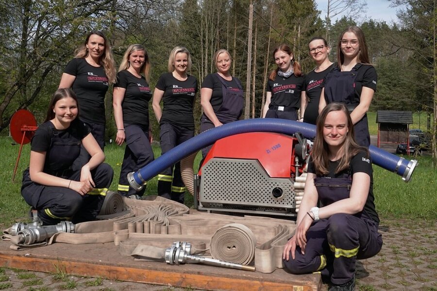 Feuerwehrfrauen sind bereit zum ersten (Lösch)-Angriff an den Quarksteinen in Niedercrinitz - Die jungen Frauen um ihre Chefin Julia Hübler (Vierte von links) wollen zum Wettkampf am 29. Mai eine gute Vorstellung zeigen. Dafür trainieren sie wöchentlich. 