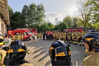 Feuerwehrkameraden aus dem Erzgebirge verabschieden 77-jährigen Heinz Müller in den Ruhestand - Feierlicher Abschied von Heinz Müller: Aktive Kameraden, Jugendfeuerwehr, Ehrenabteilung - alle sind dabei.