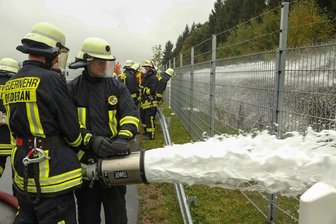Feuerwehrkameraden üben in Oederan den Erstfall - Immer schön draufhalten: Feuerwehrkameraden üben das Schaumspritzen.