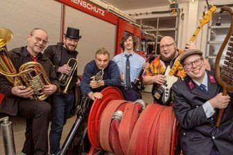 Feuerwehrkapelle landet Hit - Die Kauschwitzer Feuerwehrkapelle. Von links: Frank Lehmann, Philipp Schwerdtner, Mike Wunderlich, Sören Strehlow, Hendrik Rausch und Hannes Lehmann. Er hält die über 100 Jahre alte Lyra in den Händen.