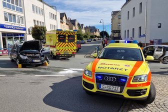 Feuerwehrleute aus dem Erzgebirge sauer: Autofahrer missachten Straßensperrung während Noteinsatz - Bei diesem Unfall in Oelsnitz mussten die Einsatzkräfte nicht nur einen Menschen retten, sondern auch Verkehrsrüpel und Gaffer im Zaum halten.