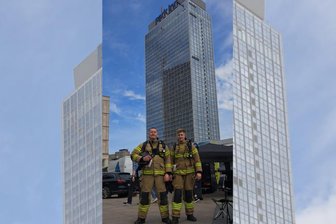 Feuerwehrleute aus dem Erzgebirge starten bei Extremwettkampf – 770 Stufen volle Power - Philip Käubler (l.) und Erik Hertel sind am Sonnabend beim Berliner Firefighter Stairrun gestartet. Hier stehen sie vor dem Park-Inn-Hotel Berlin.