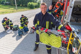 Feuerwehrleute aus Mittelsachsen eilen ins Katastrophengebiet Sächsische Schweiz - Zugführer Marco Unger (vorn), Andre Gola (hinten, von links), Maik Schmiedel und Denny Weidensdorfer von der Freiwilligen Feuerwehr Langenau haben sich am Donnerstag auf den Einsatz in der Sächsischen Schweiz vorbereitet. Hilfe kommt auch aus anderen Orten in Mittelsachsen.