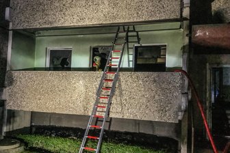 Feuerwehrleute bei Einsatz in Sachsen schwer verletzt - In dieser Erdgeschosswohnung in Dresden brach das Feuer aus. Foto: Feuerwehr Dresden