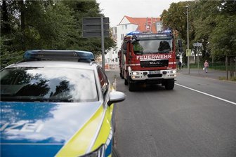 Feuerwehrleute bergen Puppe aus Freiberger Kreuzteich - Eine Passantin entdeckte am Dienstagmittag im oberen Kreuzteich in Freiberg ein Bein und  alarmierte die Rettungskräfte. 