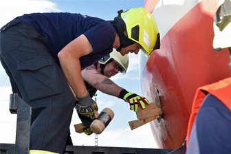Feuerwehrleute entern in Freiberg die Kesselwagen - Mit Keilen, Kissen, Platten, Bandagen und Pasten rücken Feuerwehrleute unter anderem aus Freiberg, Striegistal, Mittweida, Hainichen, Flöha und Niederwiesa Löchern in der Kesselwand auf dem Bahnhof Freiberg zu Leibe.