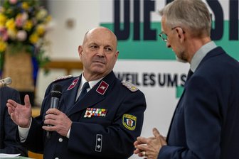 Feuerwehrleute fordern vom Minister: Keine Weiterbildung im Urlaub! - Friede, Freude, Eierkuchen gab es im Rodewischer Ratskeller nicht. Christian Kirsch (links) vom Kreisfeuerwehrverband fand gegenüber Sachsens Innenminister Armin Schuster ziemlich klare Worte, wo Verbesserungsbedarf besteht.