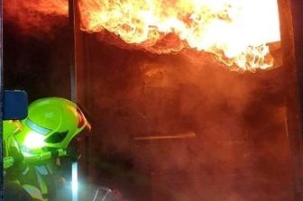 Feuerwehrleute nutzen Brandcontainer - Der Brandcontainer.