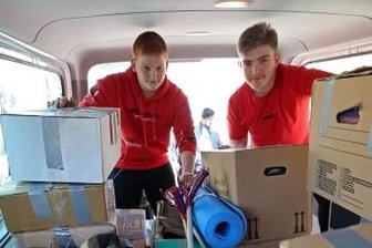 Feuerwehrleute packen beim Verladen von Spendengütern an - Valentin Chekov (links) und Dejvi Chekov holen Spenden an der Lehngrundschule ab.