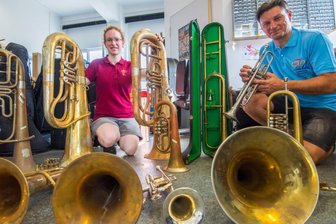 Feuerwehrleute sammeln Instrumente für Kinder in Afrika - Der Feuerwehrmusikzug Neukirchen-Adorf sammelt Instrumente für die musikalische Ausbildung von Kindern imafrikanischen Uganda. Spender können die Instrumente in der Kauffahrtei 25 in Chemnitz abgeben. Anna Kroning, Geschäftsführerin der Firma Meisterinstrumente Kroning, und Stefan Berghold, Vorsitzender des Feuerwehrmusikzuges Neukirchen-Adorf, kümmern sich auch um eventuell nötige Reparaturen.