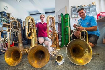 Feuerwehrleute sammeln Instrumente für Kinder in Afrika - Der Feuerwehrmusikzug Neukirchen-Adorf sammelt Instrumente für die musikalische Ausbildung von Kindern im afrikanischen Uganda. Spender können die Instrumente an der Kauffahrtei 25 in Chemnitz abgeben. Anna Kroning, Geschäftsführerin der Firma Meisterinstrumente Kroning, und Stefan Berghold, Vorsitzender des Feuerwehrmusikzuges Neukirchen-Adorf, kümmern sich auch um eventuell nötige Reparaturen. 