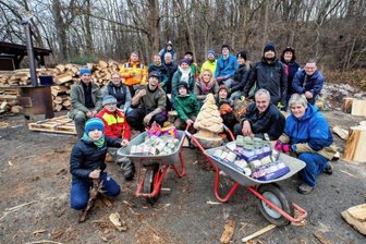 Feuerwehrleute spenden dem Tierheim Brennholz für den Winter -