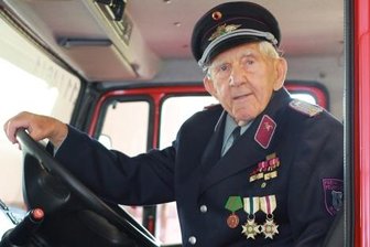 Feuerwehrmann aus Albernau feiert großes Jubiläum - Gerhard Bochmann am Steuer eines Fahrzeugs der Freiwilligen Feuerwehr Albernau. Früher fuhr er die Feuerwehrleute zum Einsatz.