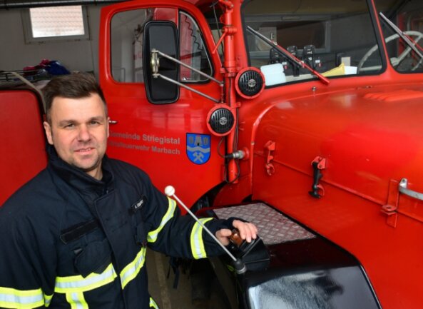 Feuerwehrmann aus Leidenschaft - André Emmrich rückt im Ernstfall nicht nur mit dem 55 Jahren alten Einsatzfahrzeug der Marbacher Feuerwehr aus. Auch in Dresden engagiert er sich bei den Löschkräften. 