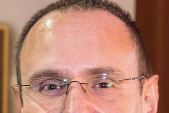 Feuerwehrmann erhält Ehrennadel - 