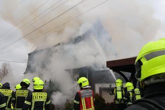 Feuerwehrmann löschte bei Brand in Chemnitz-Wittgensdorf sein eigenes Haus: „Man muss funktionieren“ - Bei Eintreffen der Feuerwehr stand das Haus im Stadtteil Wittgensdorf bereits vollständig in Flammen.