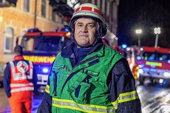 Feuerwehrmann mit über 5000 Einsätzen übergibt sein Amt - Der dienstälteste Vize-Kreisbrandmeister hört auf. Hans-Rudolf Spitzner bei einem seiner letzten Einsätze am zweiten Feiertag.