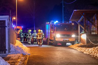 Feuerwehrmann wählte den Notruf: Feuerwehreinsatz im Erzgebirge am Mittwochabend - In Elterlein hat es am Mittwochabend gebrannt.