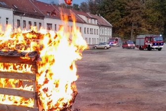 Feuerwehrnachwuchs trainiert rund um die Uhr - Bei der Abschlussübung wurde ein "Gebäudebrand" gelöscht.