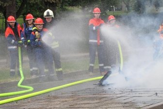 Feuerwehrnachwuchs zeigt sein Können - Die Jugendfeuerwehr demonstrierte ihre Schnelligkeit und das Zusammenspiel der Löschtrupps im Falle eines Brandes. 