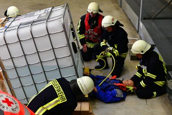 Feuerwehrübung bei Siltronic - Bei der Übung wurde ein Staplerunfall mit einer verletzten Person simuliert. Der Verunglückte wurde mithilfe eines Schwerlasthebekissens unter einem Antischaummittelbehälter geborgen.