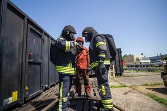 Feuerwehrübung im Erzgebirge: Was Tschechen anders machen - Bei der Übung galt es für die Einsatzkräfte, mit Bedingungen wie bei einem Wohnungsbrand klarzukommen.