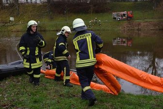 Feuerwehrübung in Penig sorgt durch 100-Meter-Ölsperre für Aufsehen - 
