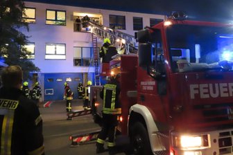 Feuerwehrübung in Werdau: Stadtwerke-Chef muss vom Balkon gerettet werden - Der Werdauer Stadtwerke-Chef Hendrik Hertwig musste vom Balkon gerettet werden.
