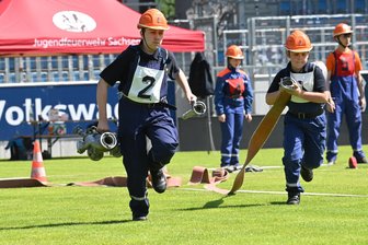 Feuerwehrwettkampf in Chemnitz: Erst Spaß und dann plötzlich Ernst - Hunderte Kinder und Jugendliche lieferten sich auf dem Rasen des Stadions spannende Wettkämpfe.