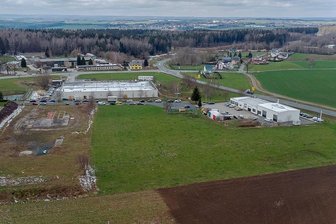 Feuerwehrzentrum Eich: Kreis verschiebt Baustart - Das Kompetenzzentrum für Brand - und Katastrophenschutz soll direkt an der Umgehungsstraße S 299 nähe zur Autobahn entstehen - hinter dem Impfzentrum des DRK (Mitte) und dem Gelände des Autohauses (rechts).