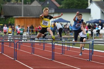 "Feuerwerk an Bestleistungen" - Flink über die Hürden: Lennard Hoffmann (SV Turbine Frankenberg), Henning Spielmann (LV Mittweida 09), Paul Wittig (LAC Erdgas Chemnitz), Gustav Hölker (Freiberger PSV) und Max Bau (LV 90 Erzgebirge, v. l.) waren in einem Lauf gemeinsam auf den Bahnen. 