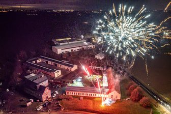 Feuerwerk auch mal ohne Silvester: Zwei junge Männer aus Rossau und ihre Geschäftsidee - Eines der Feuerwerke am Samstag über Rossau. Damit krönte die Firma Pyrospass ihr Hoffest.