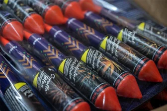 Feuerwerk aus Lagercontainer an Stollberger Supermarkt gestohlen - Feuerwerk haben Diebe in Stollberg entwendet.