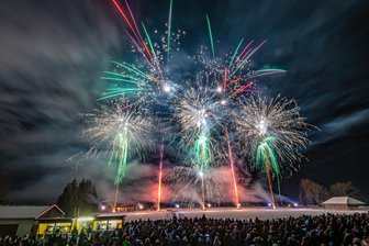 Feuerwerk im Erzgebirge begeistert Tausende: Welche Trends es gibt und wie viel Geld ausgegeben wird - Die Feuerwerker aus dem Erzgebirger stimmen sich auf Silvester ein: Bis zu 250 Meter schossen die Effekte am Samstagabend bei der großen Show in Kühnhaide in den Himmel. Mehr als 5000 Zuschauer erlebten das Spektakel mit.
