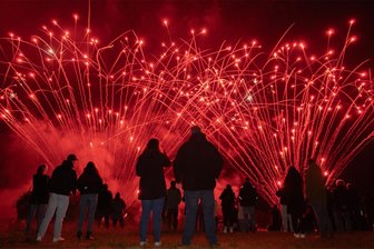 Feuerwerk in Auerbach sorgt für Diskussionen: „Wir dachten, der Krieg ist ausgebrochen“ - Bombastisches Feuerwerk am Flugplatz Auerbach. Pyrotechniker Oliver Scharff zündete es zusammen mit seinem Geschäftspartner Simon Steudemann.