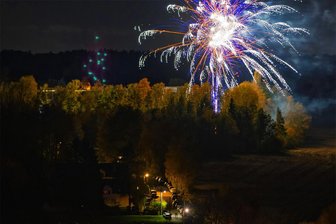Feuerwerk in Gersdorf: "Böse Schwiegermutter" lässt es im Stadion krachen - Feuerwerk erhellte am Freitagabend den Himmel über dem Stadion an der Plutostraße in Gersdorf.