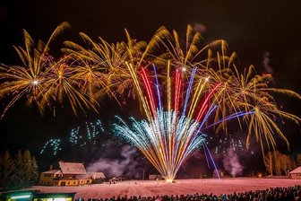 Feuerwerk in Kühnhaide lockt Tausende Besucher an - Eine Pyrotechnikshow hat am Samstagabend erneut tausende Besucher auf den Erzgebirgskamm in den Marienberger Ortsteil Kühnhaide gelockt.
